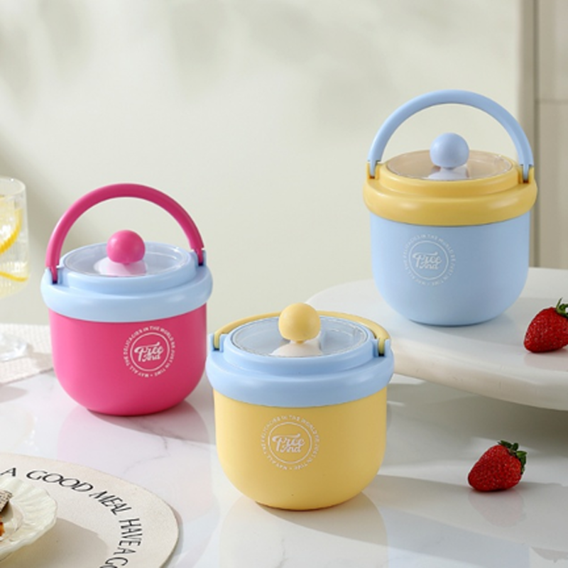 Sealed fresh-keeping cup with handle