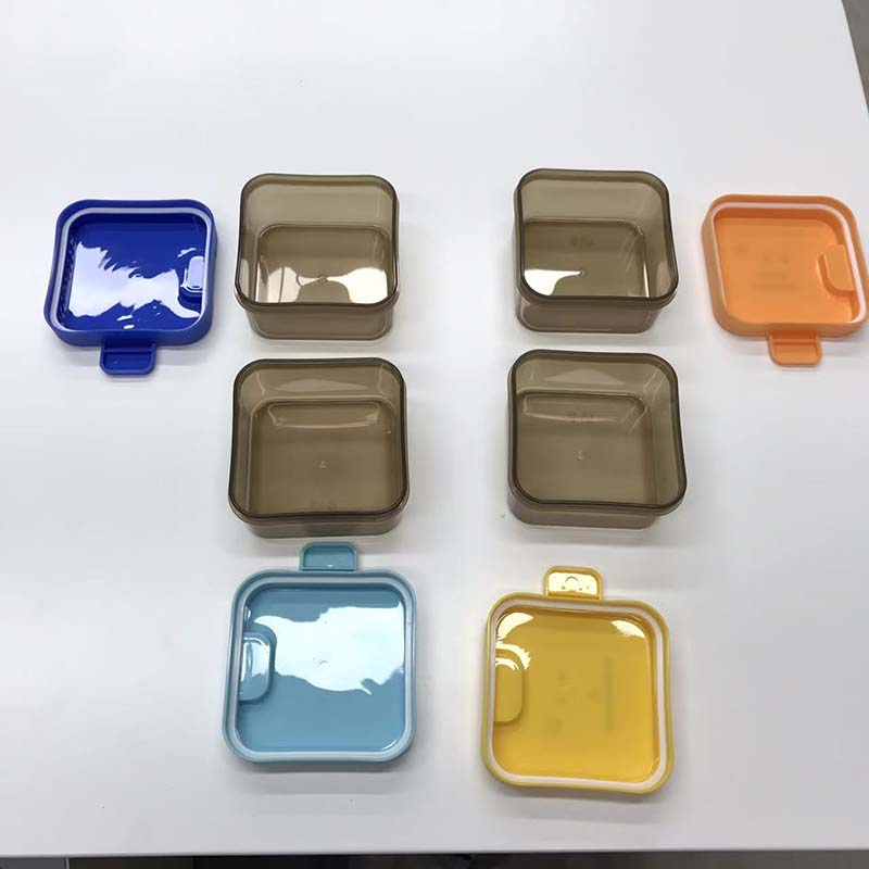 Puzzle shaped portable lunch box