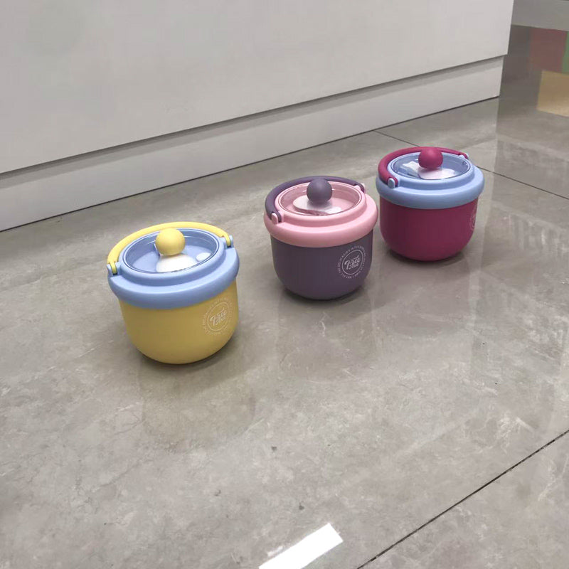 Sealed fresh-keeping cup with handle